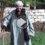 بالفيديو: مصرية ترتدي جلباب الرجل لـ60 عام ليحميها من مطامع الرجال 