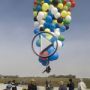 شاهدوا: أفريقي يستخدم 160 بالونا ليطير في الفضاء  	