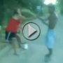 بالفيديو.. زوجة غاضبة تضرب زوجها بعصا وتطرحه ارضا 	