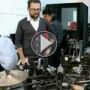بالفيديو.. فنان يحول الأسلحة النارية لأدوات موسيقية  	
