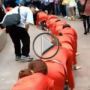مدير صيني يجبر موظفيه على الزحف في الشارع أمام المتفرّجين!