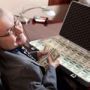 إسرائيلي يصاب بعجز جنسي بعد أن أجبر على عد 300 مليون دولار
