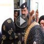 شاهدوا: تصفع شرطيا.. ويبادلها بصفعة مماثلة! 	