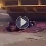 بالفيديو.. شاب يحمل ماكينة تسوية الأسفلت التي يتعدى وزنها عدة أطنان