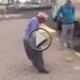 بالفيديو.. باسنانه يحمل الكيس الثقيل .. ويمضي!! 