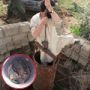 بالصور.. يستأجر افغانا لاستخراج ماعز سقط في بئر 