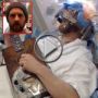 بالفيديو.. موسيقي يحفز مخه بالعزف على الجيتار اثناء العمليه 	