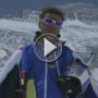 شاهدوا.. روسي يقفز من اعلى قمة جبل افرست 
