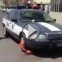 شرطي يضع الكابح على دورية أمن لم تلتزم بالقانون 	