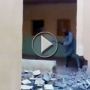 بالفيديو.. أفغاني ينجو اثناء هدم بيت وهو بداخله 