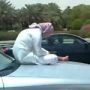 شاهدوا.. شاب سعودي مسترخي على مقدمة سيارة وهي مسرعة 