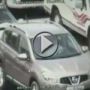 بالفيديو: زحمة يا دنيا زحمة.. السائق نام عند الشارة الضوئية