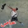 لاعب كرة قدم يثير ضجة بعد القائه كلب على سياج حديدي خلال مباراة 	