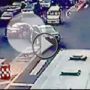 مطاردة سيارات وعلى القدمين بين صيني وابنه 	 