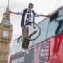 ساحر يبقى معلقا في الهواء على باص في لندن  	
