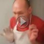 شاهدوا.. يـُخّوف زميلا له ويسجل ردود فعله 