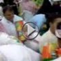 شاهدوا.. تدافع متسوقين للحصول على عبوات 