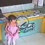 السارقة الصغيرة تفر هاربة حاملة جهاز (ايباد) 