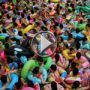 الحر اللاهب يدفع الاف الصينيين لمسبح (البحر الميت)  	