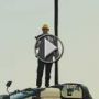 رئيس شركة فولفو يقوم بمغامرة خطرة لإثبات كفاءة شاحناته 		