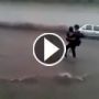 طريف: مكسيكي يحمل رفيقته برمانسية حتى لا تتبلل لكن يقع معها 