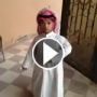  بالفيديو.. قزم يتحدث عن قيادته لاصغر سيارة في العالم!! 