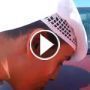 بالفيديو..كويتي يقبِّل السيارات لتحملها الحرارة العالية!