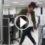 فيديو.. امريكية تستقيل بطريقة طريفة.. تغني الراب وتعبِّر رقصا