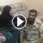 بالفيديو.. خليجي يقبل يد وقدم والدته التي قلدته رتبة عسكرية