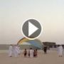  بالفيديو.. عباس ابن فرناس السعودي.. يقفز بالمظلة ليصطدم بمبنى قريب!