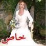 عروس ترتدي نفس الثوب الابيض الذي ارتدته أمها وجدتها