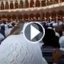 عصفور يستقر على كتف حاج اثناء الطواف ويلبي النداء!