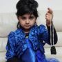 قلادة مقدسة.. تخرج طفلة بريطانية مسلمة من مدرستها!!