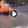 بالفيديو: سائق جريء يعبر بشاحنته نهرا جارفا!