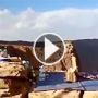 بالفيديو.. سعودي يتناول غداءً مدهشا على حافة جبل شامخ