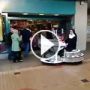 فيديو طريف لراهبة في الشارع  تغني بحماس موسيقى البوب على بيانو متحرك 