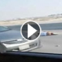 بالفيديو.. قاد سيارته بسرعة جنونية وقفز منها لدى اشتعال النار فيها