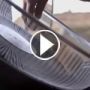  بالفيديو.. فولفو تسلم قيادة احدى شاحناتها الضخمة لفار