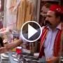 بالفيديو.. اضحكوا مع بائع آيس كريم تركي يسحر زبائنه بخفة يده