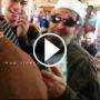 بالفيديو.. بائع متجول ظريف بمترو القاهرة فكاهة بالإنجليزية 