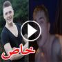 فيديو مراهق نصف عاري وسكران يتسلق لافتة في طريق مزدحم