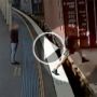بالفيديو.. نجاة امرأة وقعت تحت قطار منطلق
