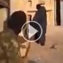 بالفيديو.. مقاتل شيشاني يسخر من القناصة بدمية ويغشى من الضحك
