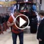 شاهدوا بالفيديو: روسي يسحب تراكتور وزنه 8 اطنان