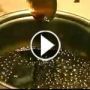 بالفيديو.. شاهد كيف تتصرف الكوكاكولا اثناء غليها 20 دقيقة!