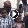 بالفيديو .. اسرة يمنية تتبنى عددا كبيرا من الثعابين