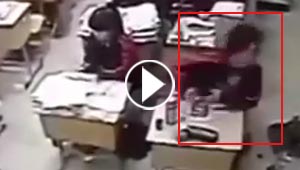 فيديو يظهر لحظة انتحار طالب بالقاء نفسه من نافذة الصف 
