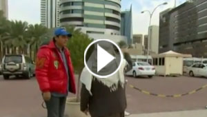  بالفيديو.. مسن كويتي يعرّض مراسل تلفزيوني لموقف طريف 
