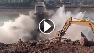 فيديو مدهش.. اين اختفى الجسر الكبير بأقل من 7 ثوانٍ؟