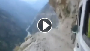 فيديو .. رحلة مرعبة حافلة بضحك ركاب سيارة